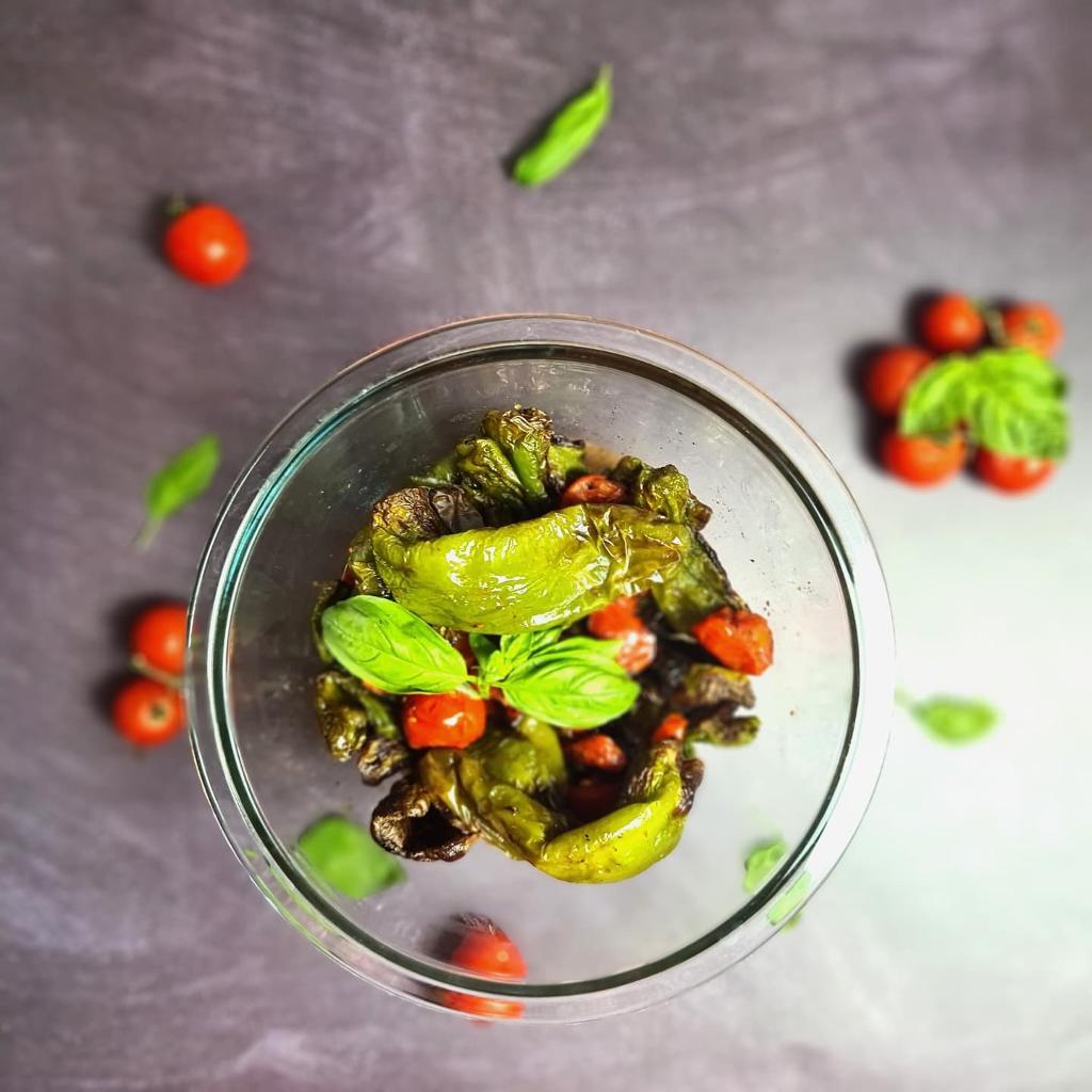 La foto della ricetta Friggitelli con pomodorini di Cucinare_per_te adatta a Vegetariani, vegani, diete senza lattosio, diete senza glutine, pescetariani.