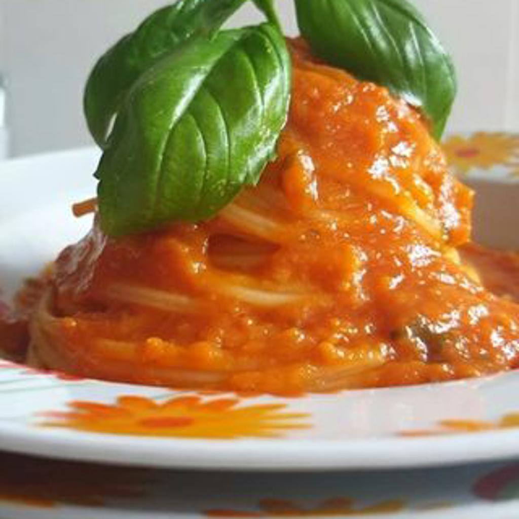 Spaghetti con salsa di pomodorini al basilico