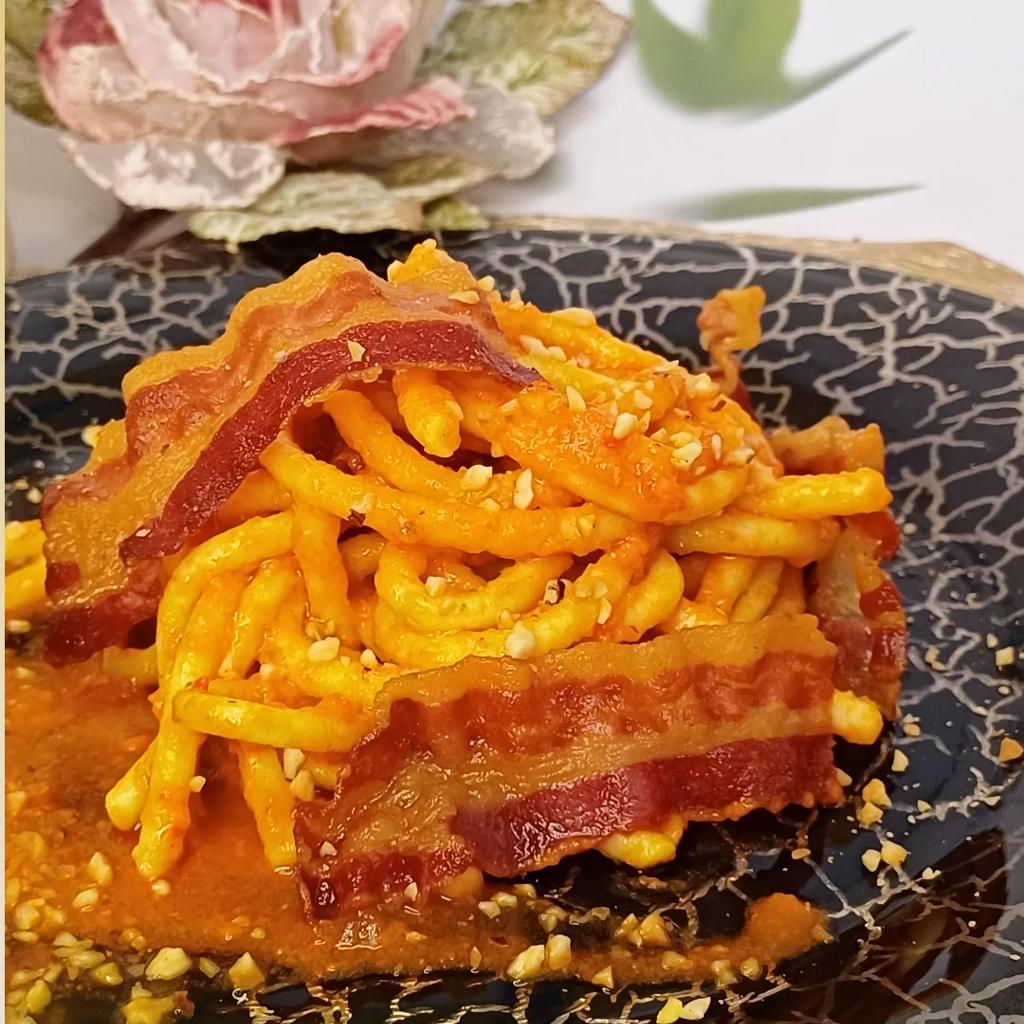 Pici mit Paprika und Speck