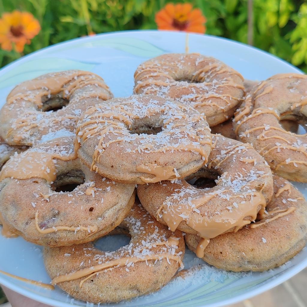 La foto della ricetta Ciambelline banana e cocco di Spuntini.zerosbatti adatta a Vegetariani, vegani, diete senza lattosio, diete senza nichel, pescetariani.