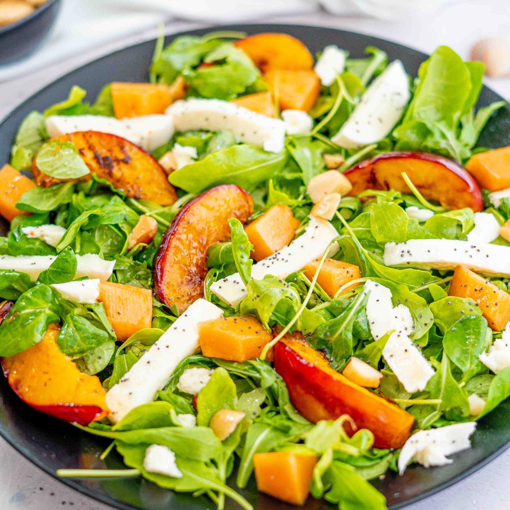 La foto della ricetta Insalata di mozzarella e frutta di Manu food writer adatta a Diete senza glutine.