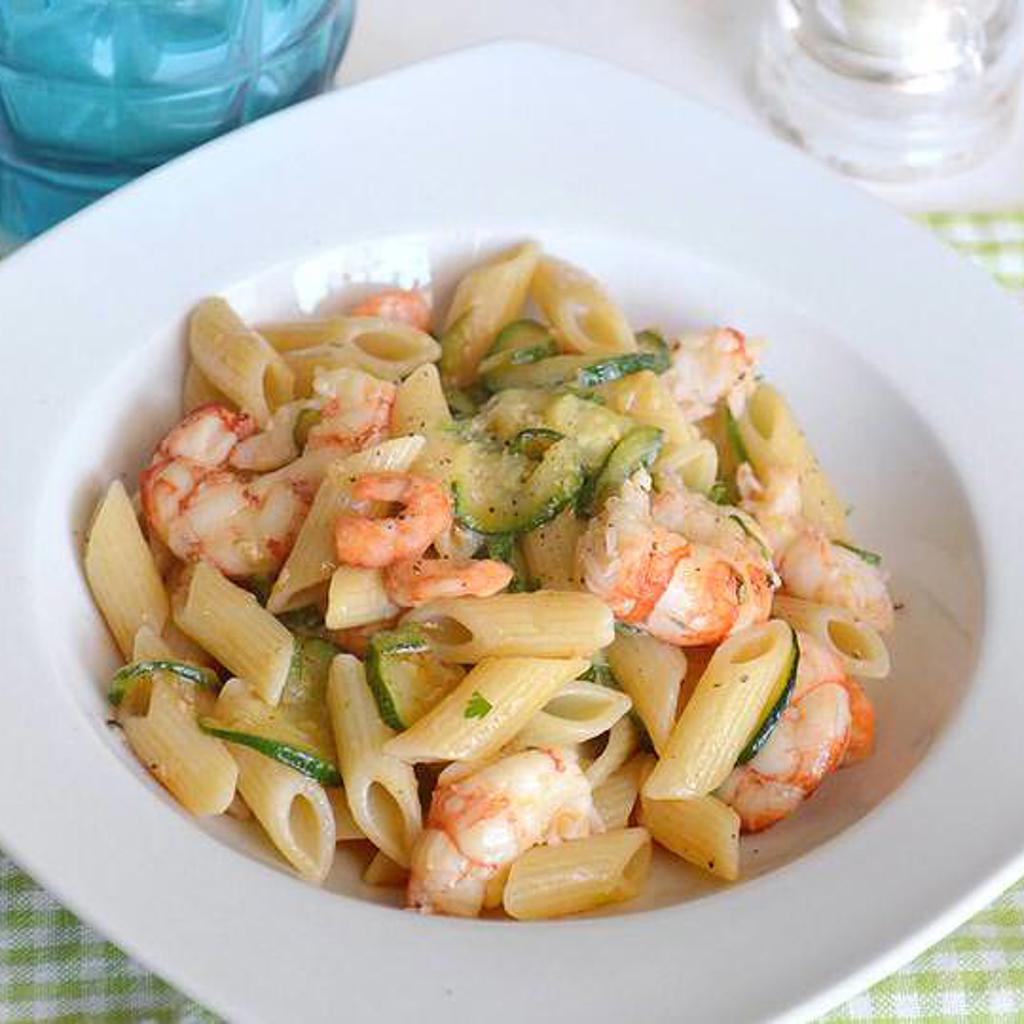 La foto della ricetta Pasta zucchine e gamberetti di Tuduu adatta a Diete senza lattosio, pescetariani.