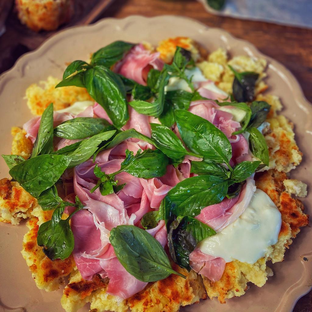 La foto della ricetta Pizza patate in padella di Viaggiando Mangiando adatta a Diete senza lattosio, diete senza nichel.