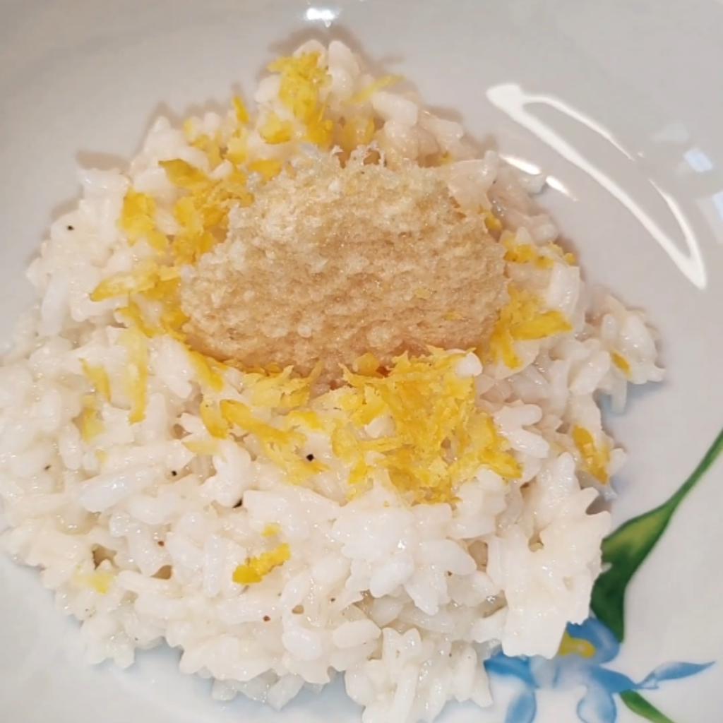 La foto della ricetta Risotto al limone di Spuntini.zerosbatti adatta a Vegetariani, diete senza glutine, pescetariani.