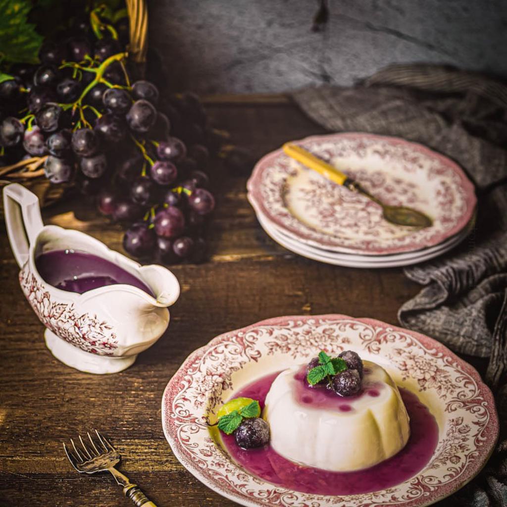 La foto della ricetta Panna cotta all’uva nera di Cortomaldestro adatta a Vegetariani, diete senza glutine, diete senza nichel, pescetariani.