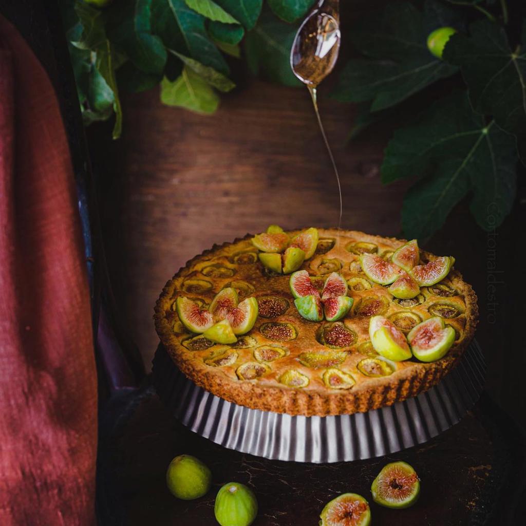 La foto della ricetta Crostata con crema frangipane e fichi di Cortomaldestro adatta a Vegetariani, pescetariani.