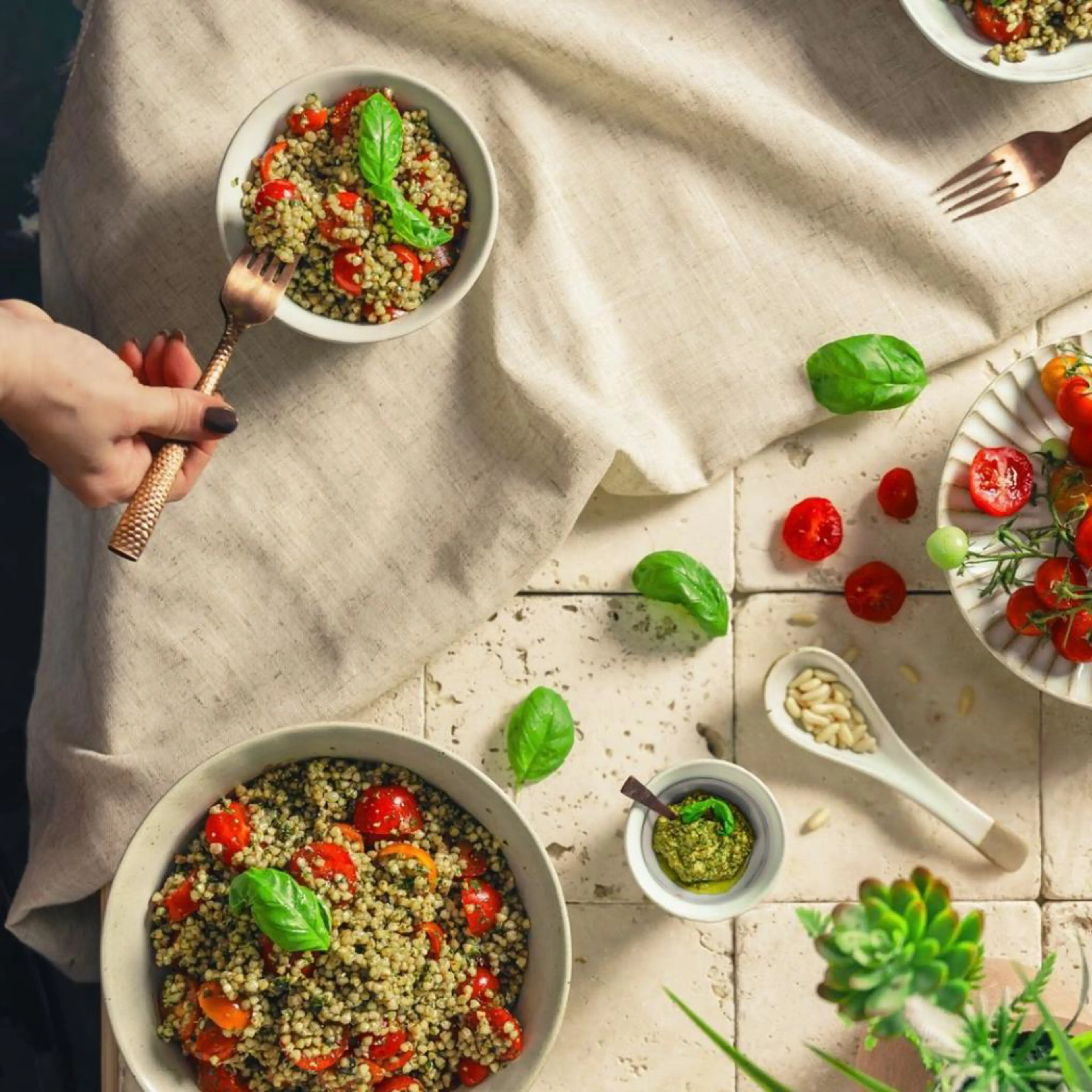 Ensalada de trigo sarraceno con pesto de albahaca y tomatitos cherry