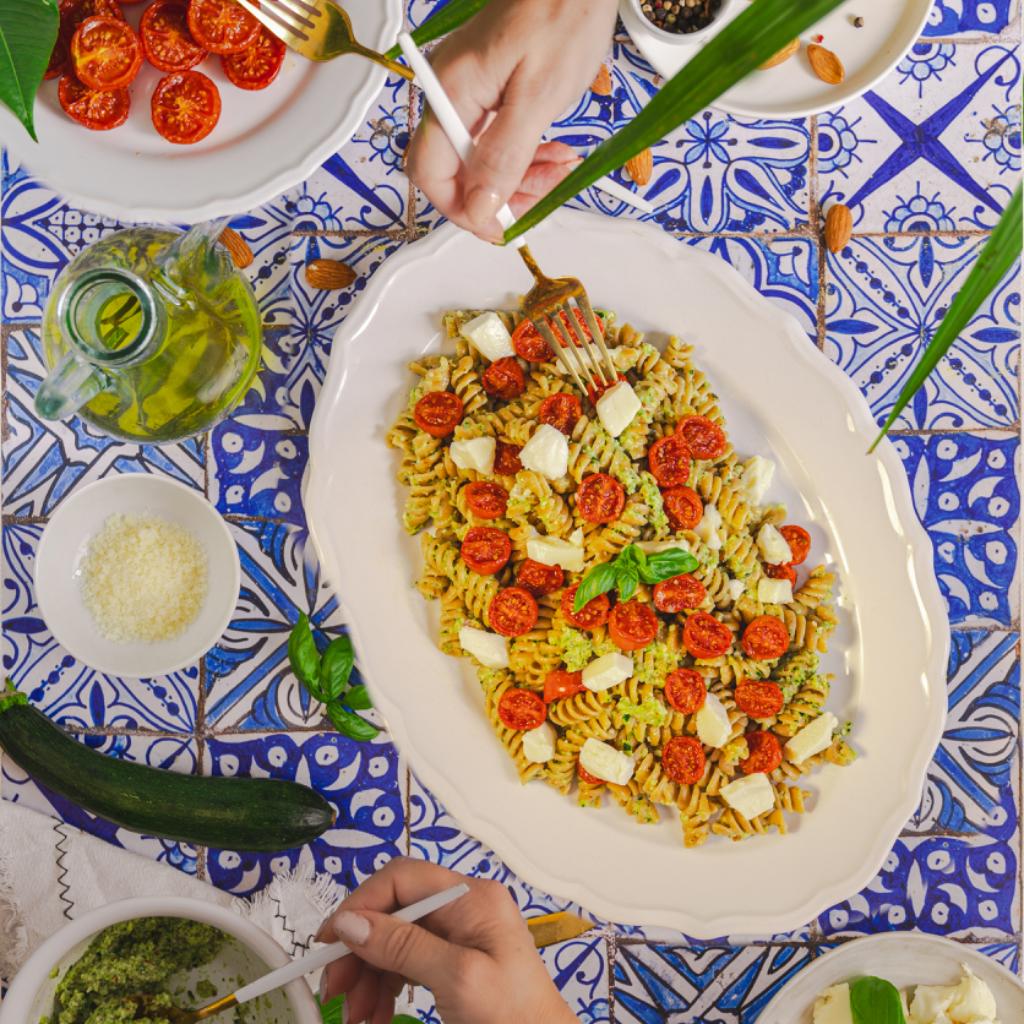 Kalter Nudelsalat mit Zucchini-Pesto, confierten Kirschtomaten und Mozzarella