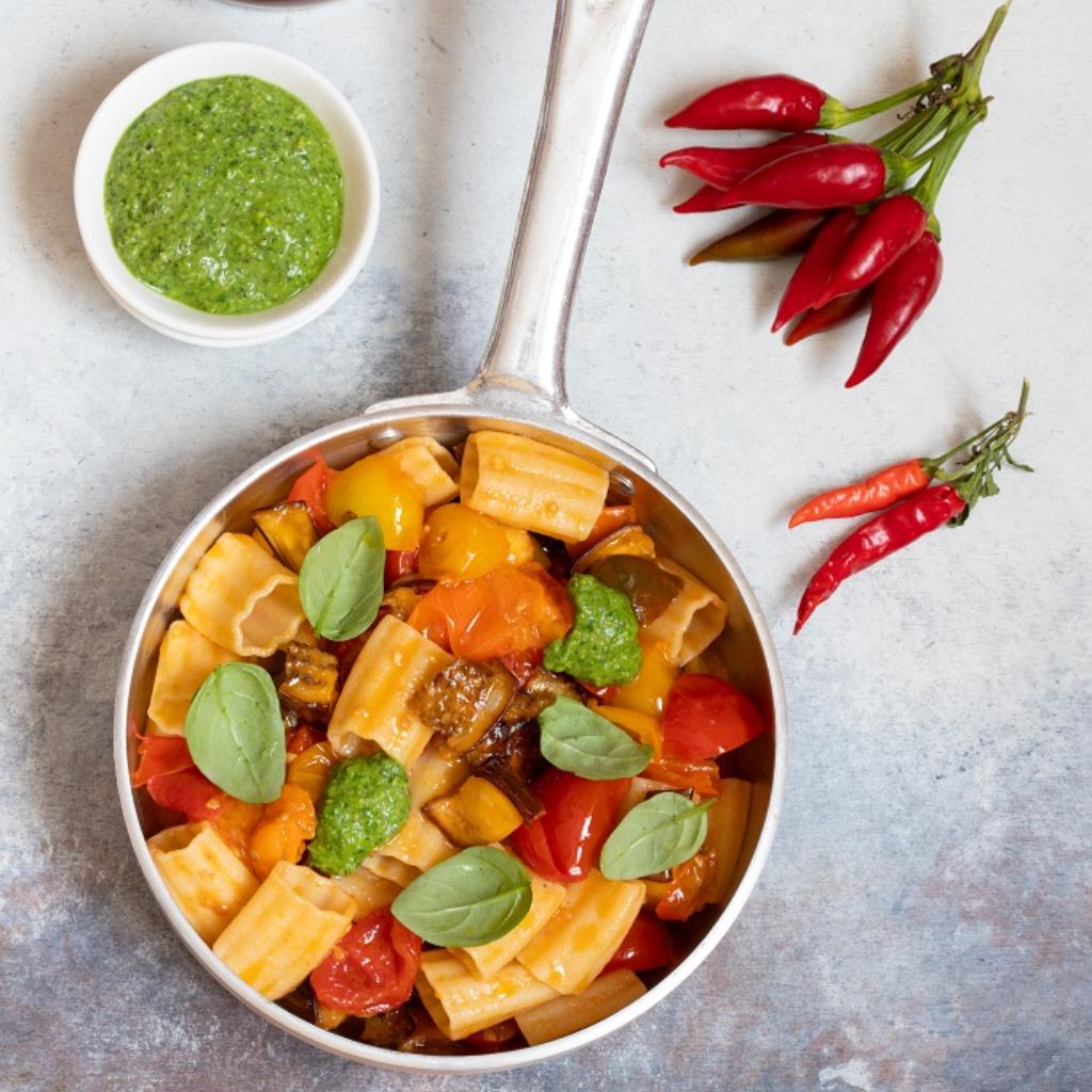 Maïs en kikkererwten pasta met verse tomatensaus, aubergines en pesto