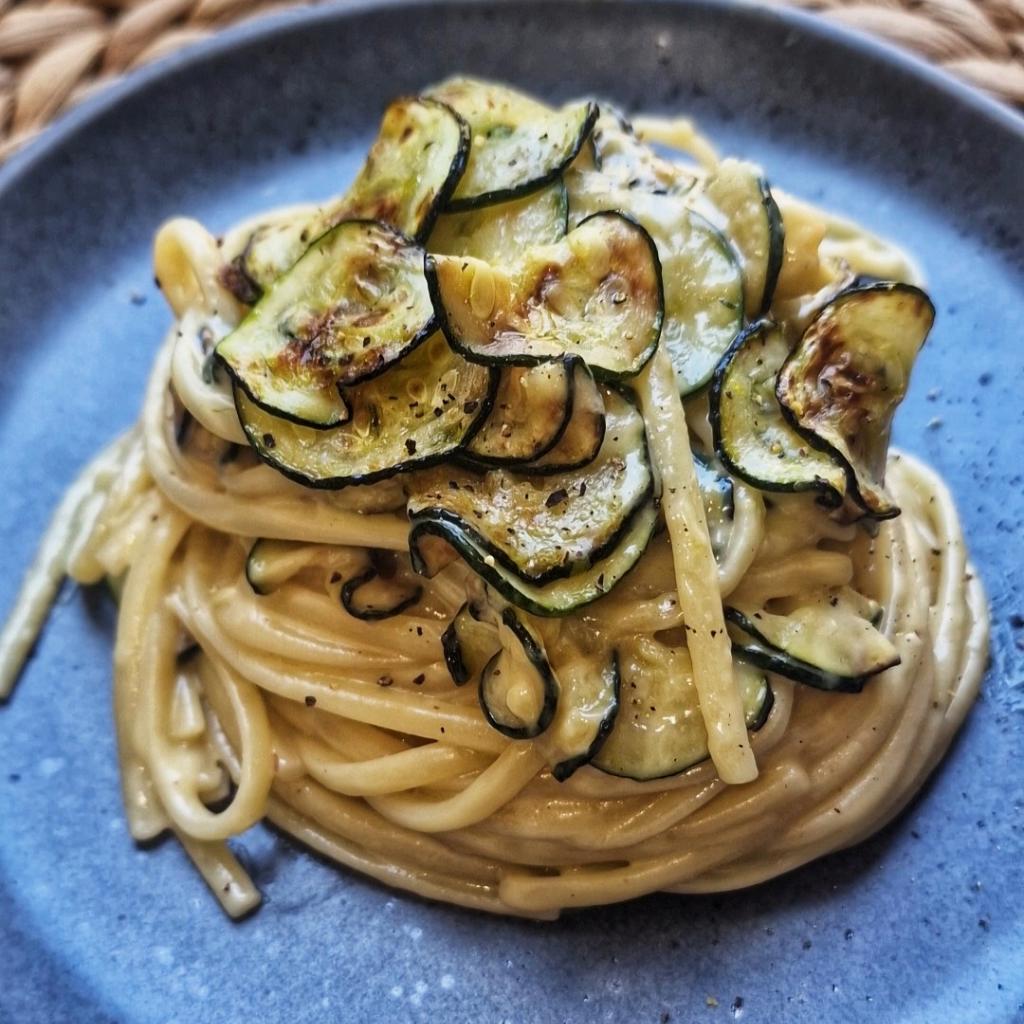 Krämiga linguine med zucchini och cashewkräm
