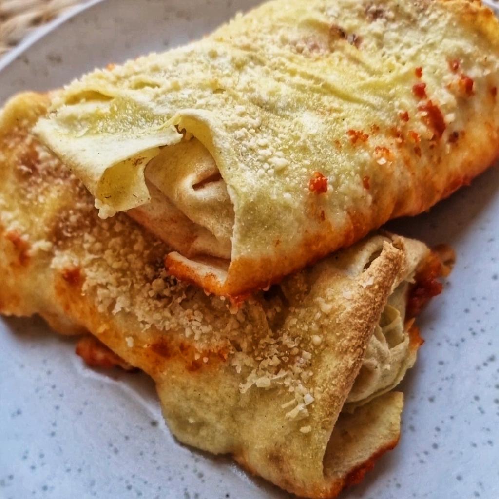 Fyllda rullar med pane carasau