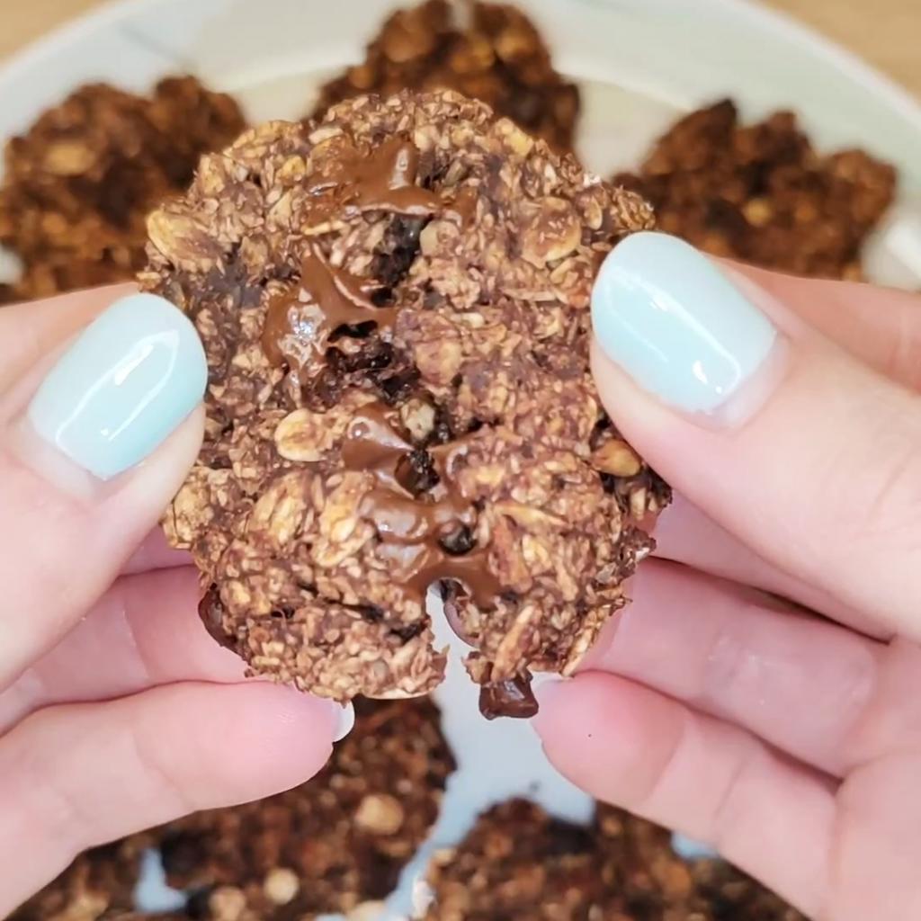 La foto della ricetta Biscotti di avena, banana, cocco e cioccolato di Spuntini.zerosbatti adatta a Vegetariani, vegani, diete senza lattosio, pescetariani.