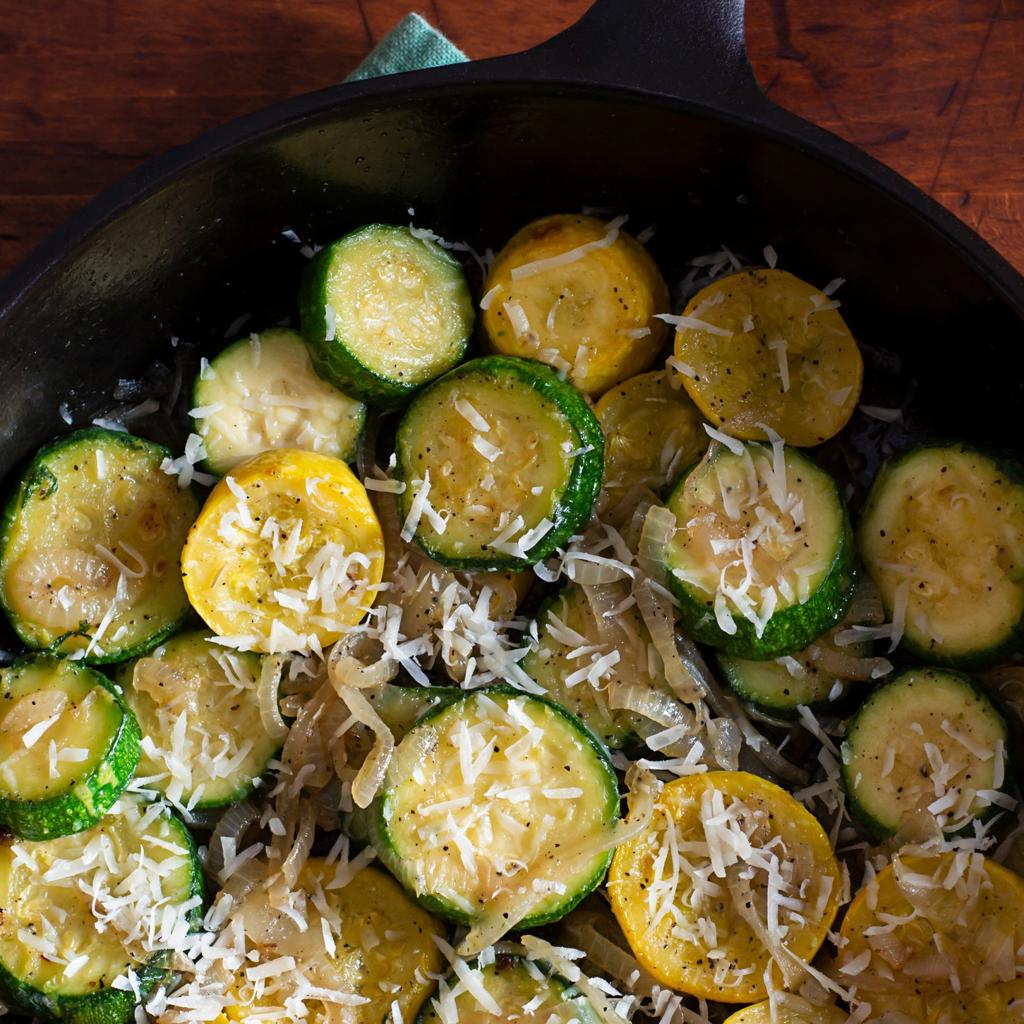 Zucchini in der Pfanne mit Semmelbröseln und Parmesan