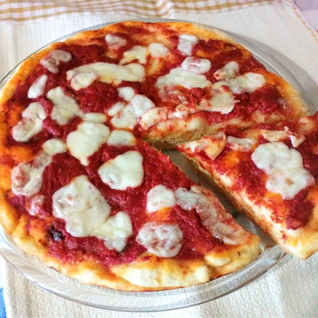 Pizza con tomate y mozzarella casera