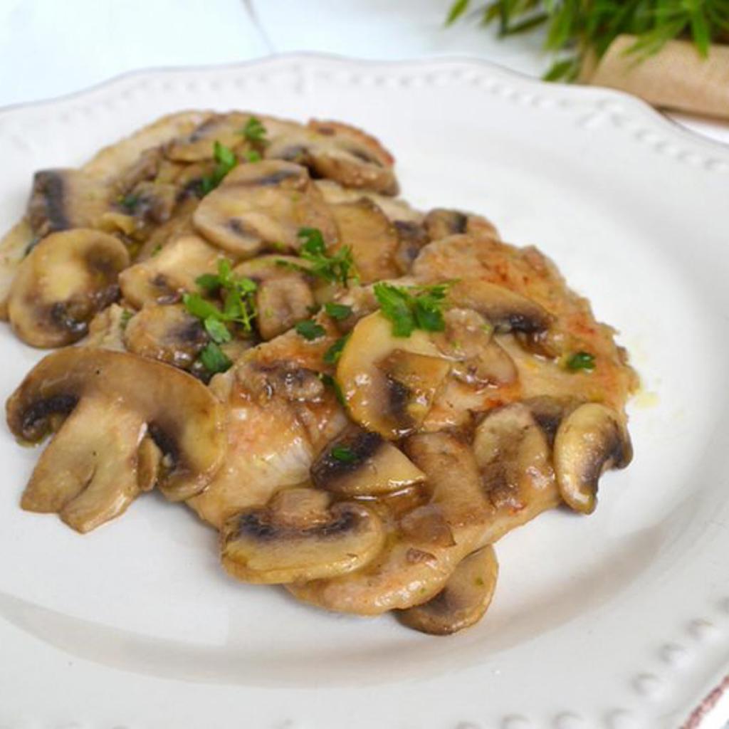 Kalbsschnitzel mit Weißwein und Pilzen