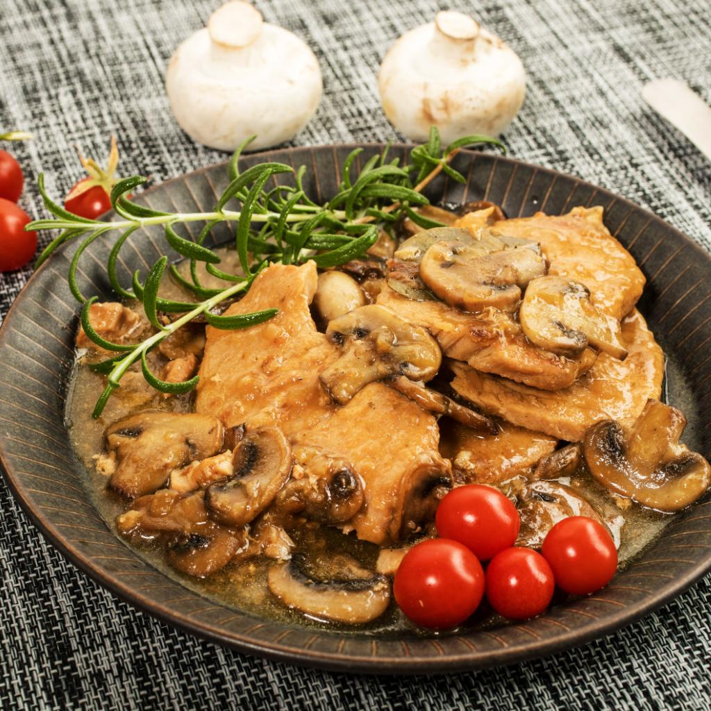 Veal scaloppine with white wine and mushrooms