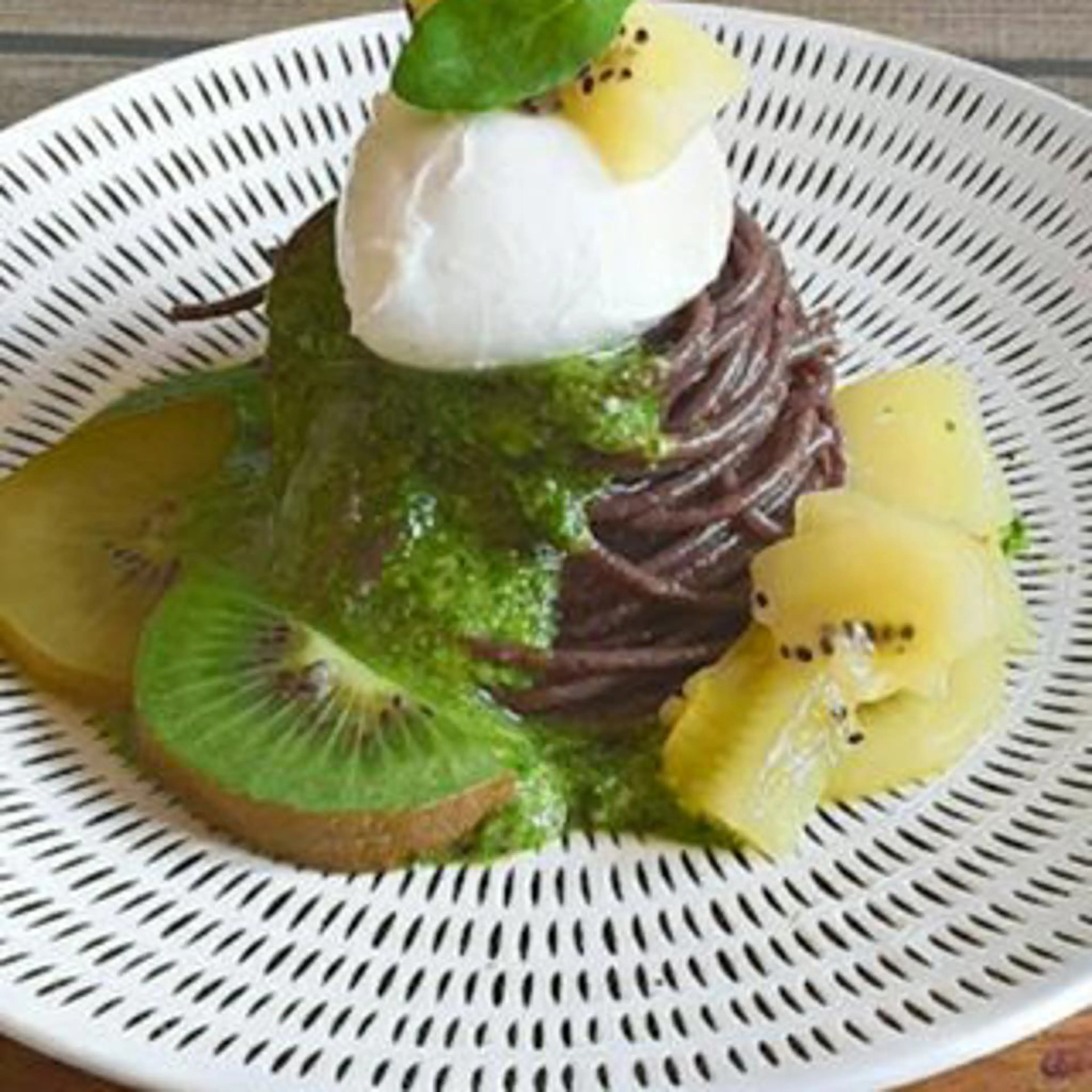Venere spaghetti with kiwi and buffalo mozzarella