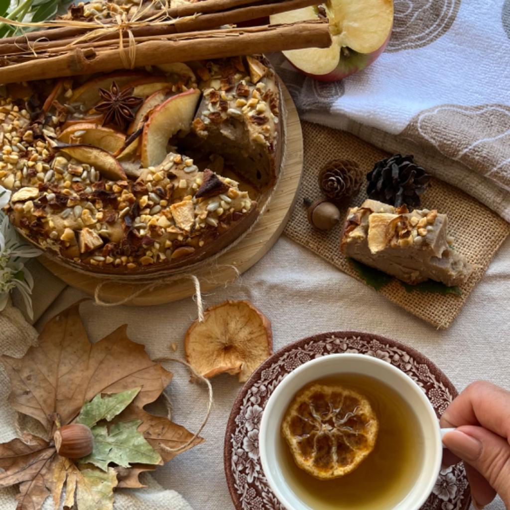 Gewürzter Joghurtkuchen mit Äpfeln und Haselnüssen