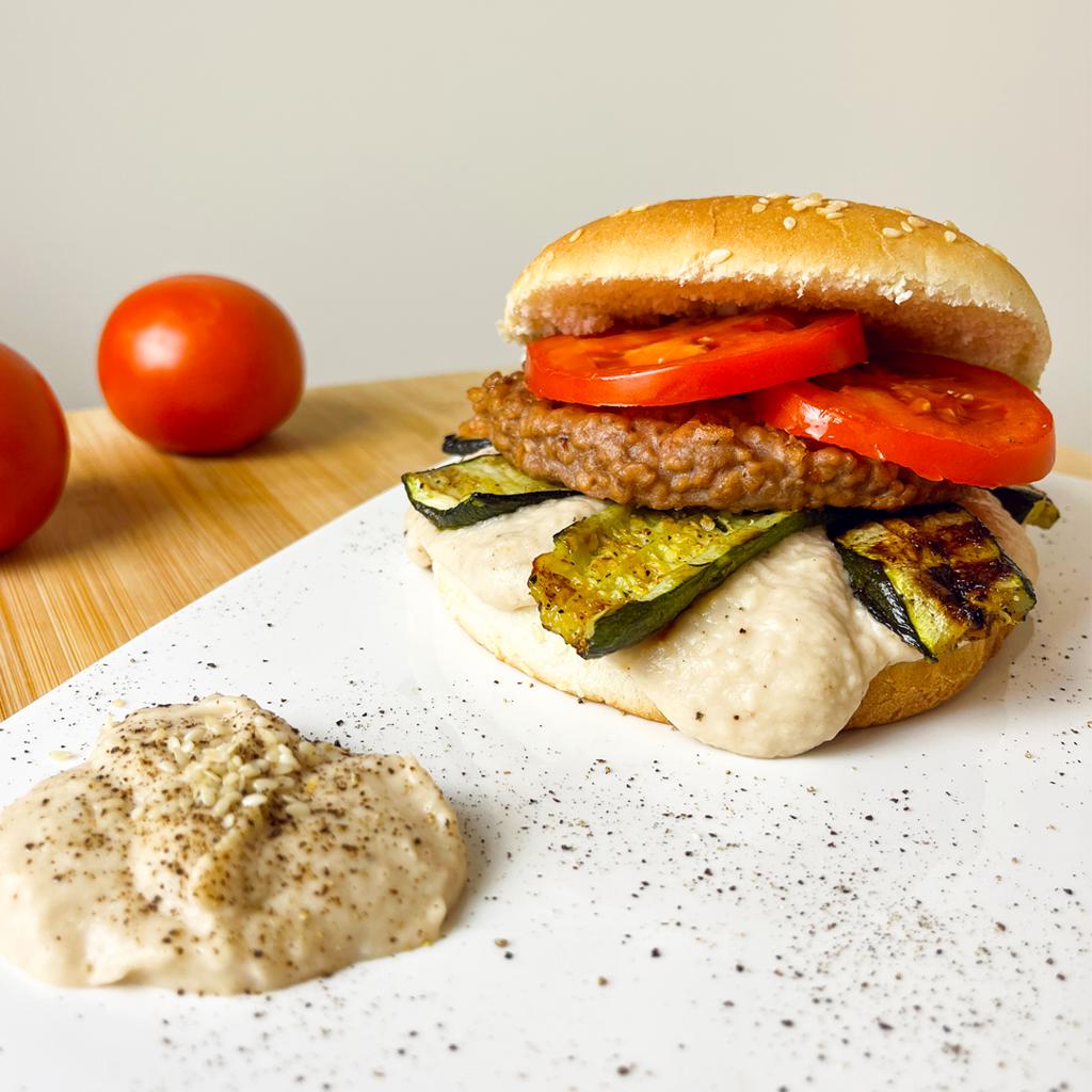 Altro burger con hummus di fagioli cannellini e zucchine grigliate