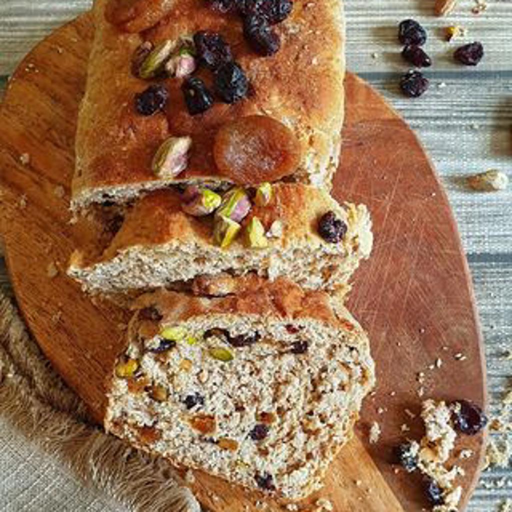 Vollkorn-Panbrioche mit Banane und Apfelsaft