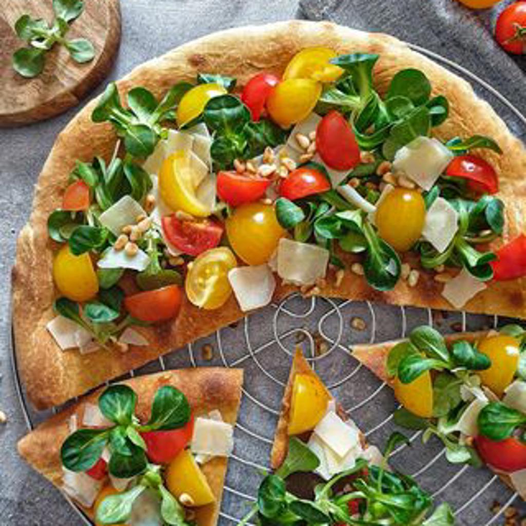 Pizza koktélparadicsom salátával és gránával