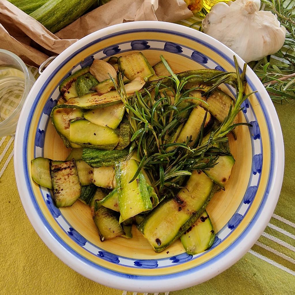 La foto della ricetta Zucchine grigliate con aglio e rosmarino di Persaincucina adatta a Vegetariani, vegani, diete senza lattosio, diete senza glutine, diete senza nichel, pescetariani.