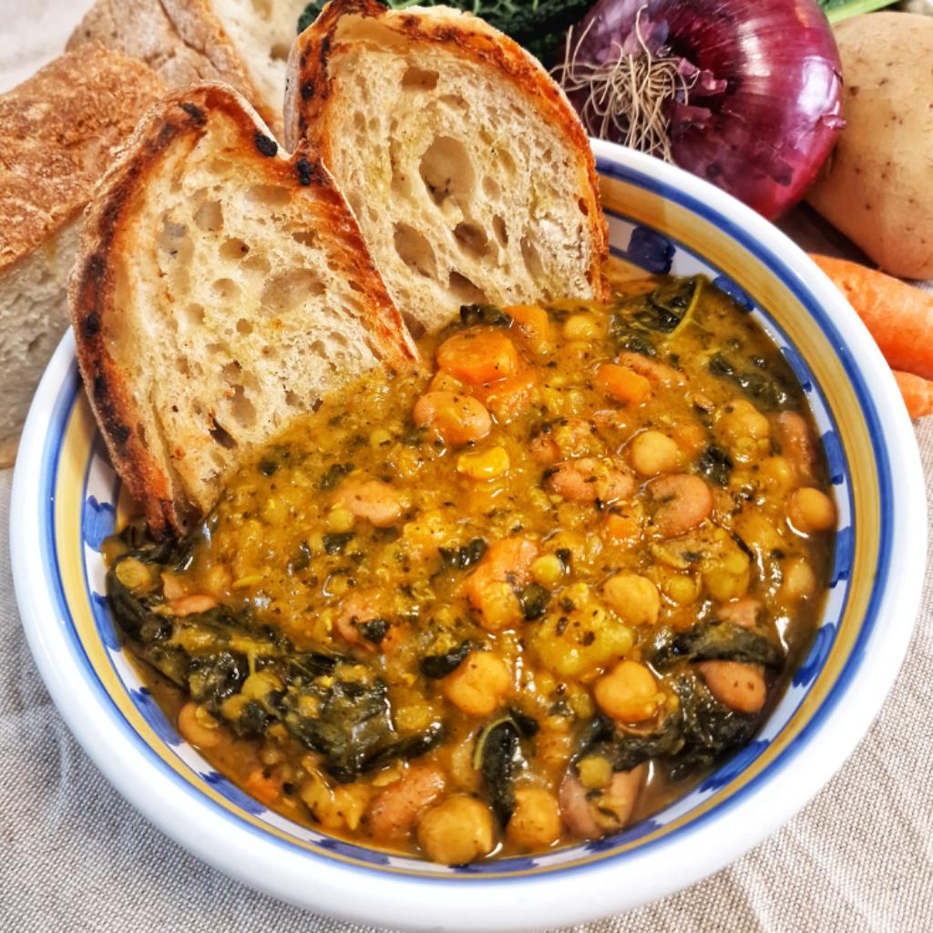 Zuppa di cavolo nero e legumi