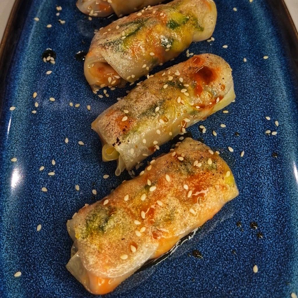 Involtini con fogli di riso