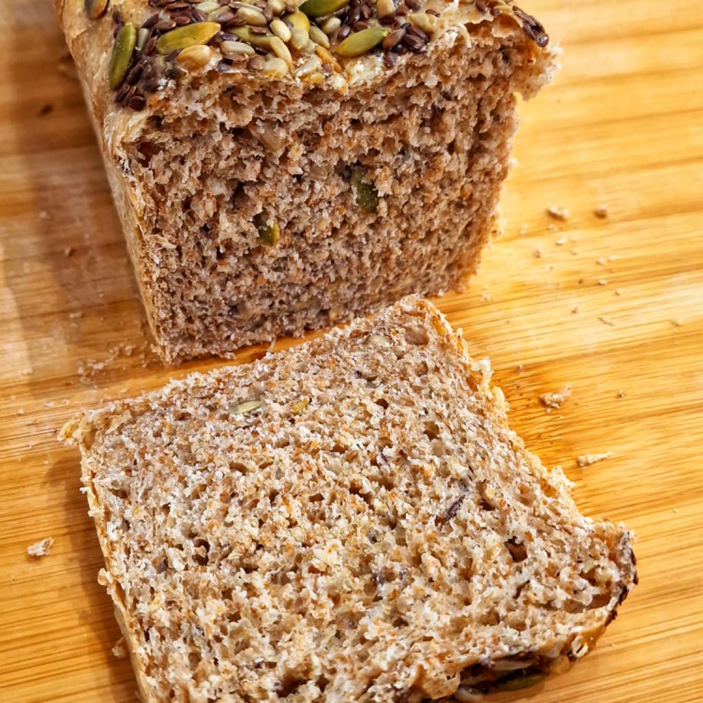 Fullkorns- och fröskivad formbröd
