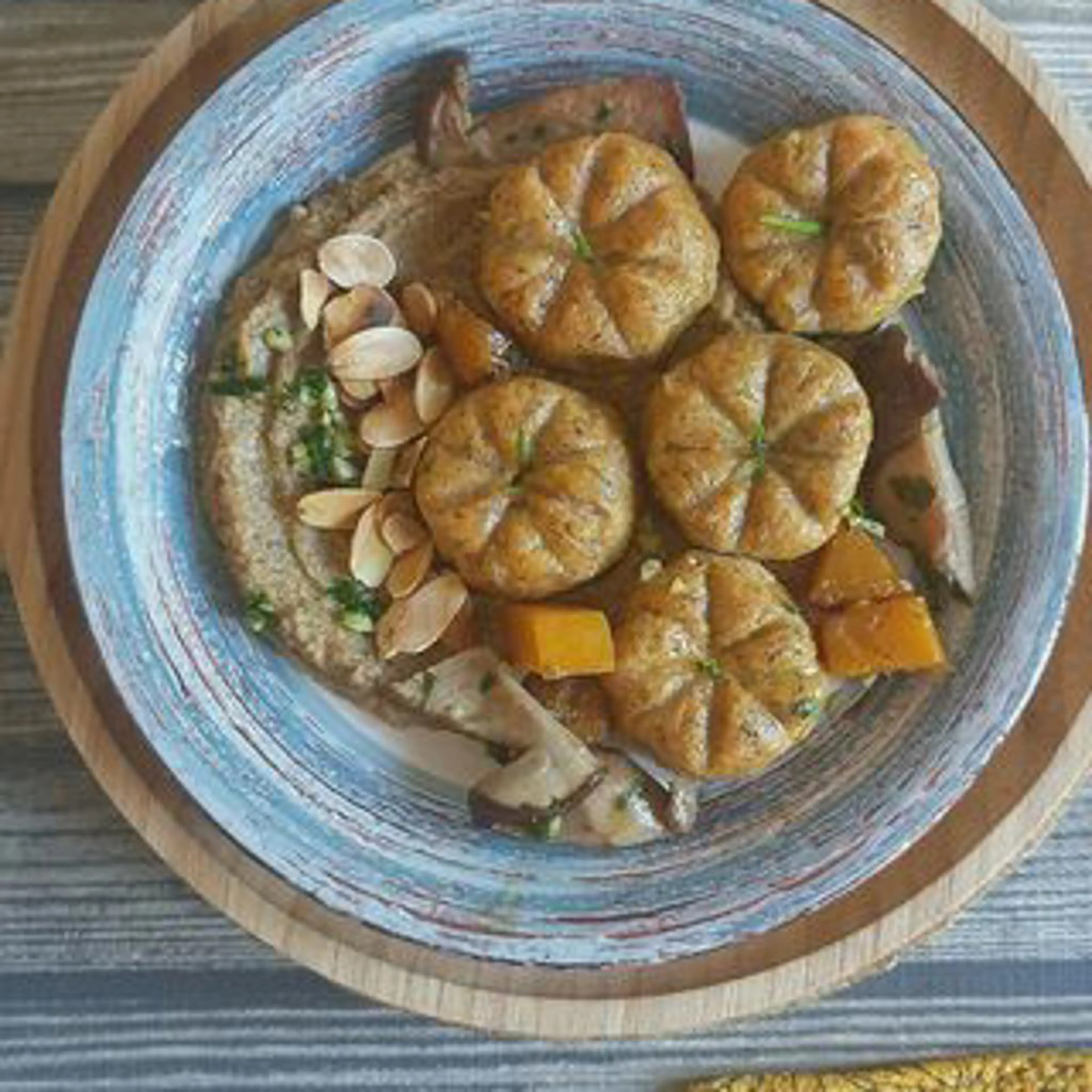 Porçini ve balkabağı kremalı tatlı patates gnocchi