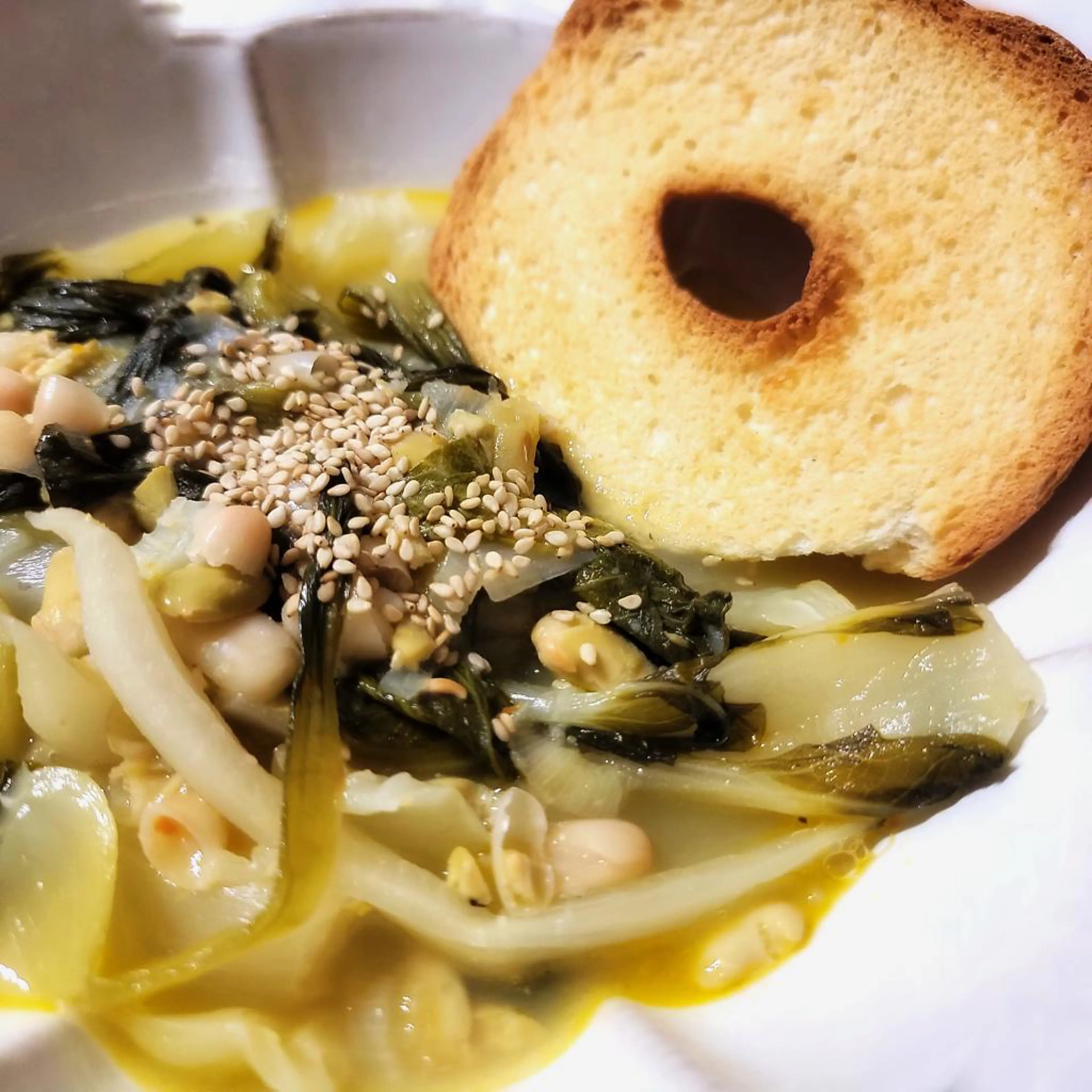 Paksoisoep met edamame en cannellinibonen