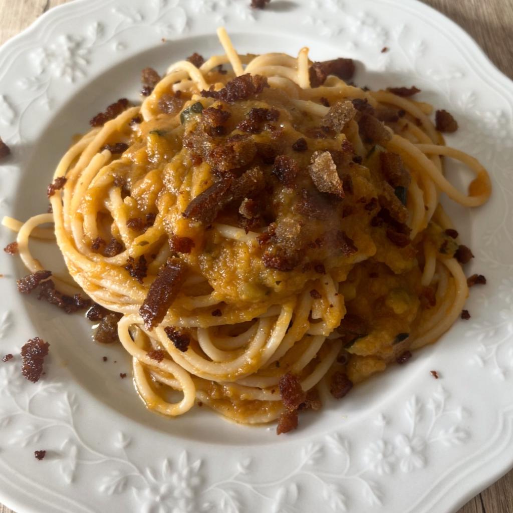 Spaghetti z żółtym pomidorem, pikantnymi cukiniami i smażonym chlebem