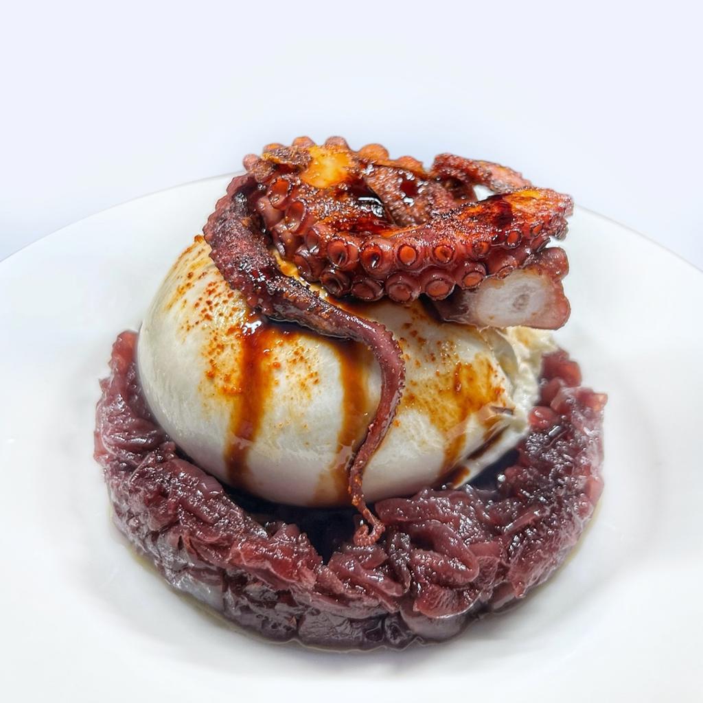 Oktopus mit Paprika, Burrata und karamellisierten Zwiebeln