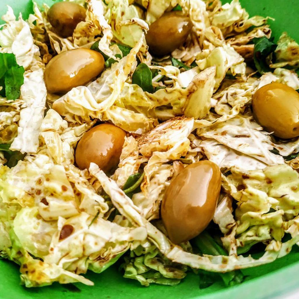 La foto della ricetta Insalata di verza con olive aceto di mele e rucola di Economista Salutista - Mariapia 