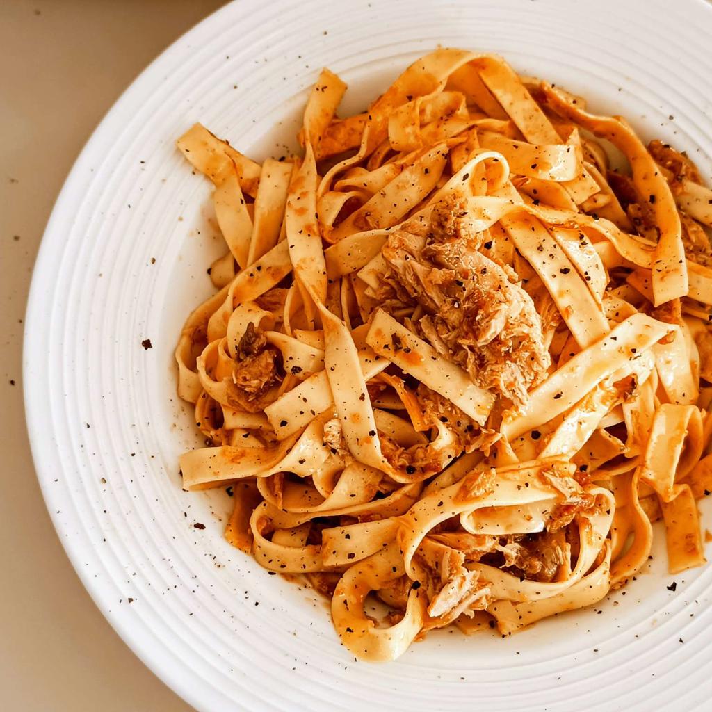 Tagliatelle mit Thunfisch und Tomaten-Pilz-Sauce