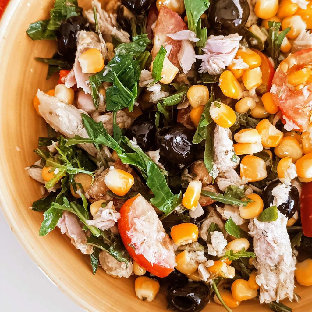 Majssallad med ruccola, tonfisk och körsbärstomater