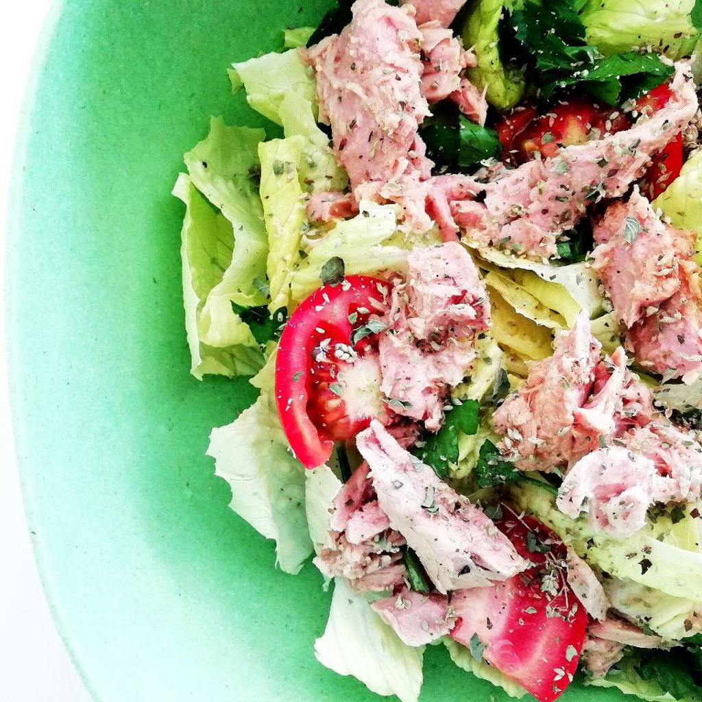 Insalata di lattuga con prezzemolo pomodori e filetti di tonno