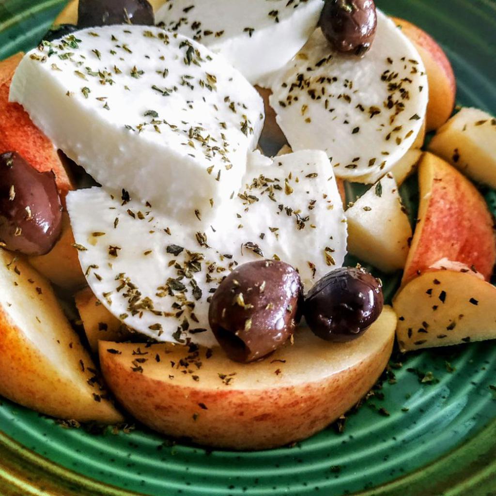 Salat mit Apfel, Mozzarella und schwarzen Oliven