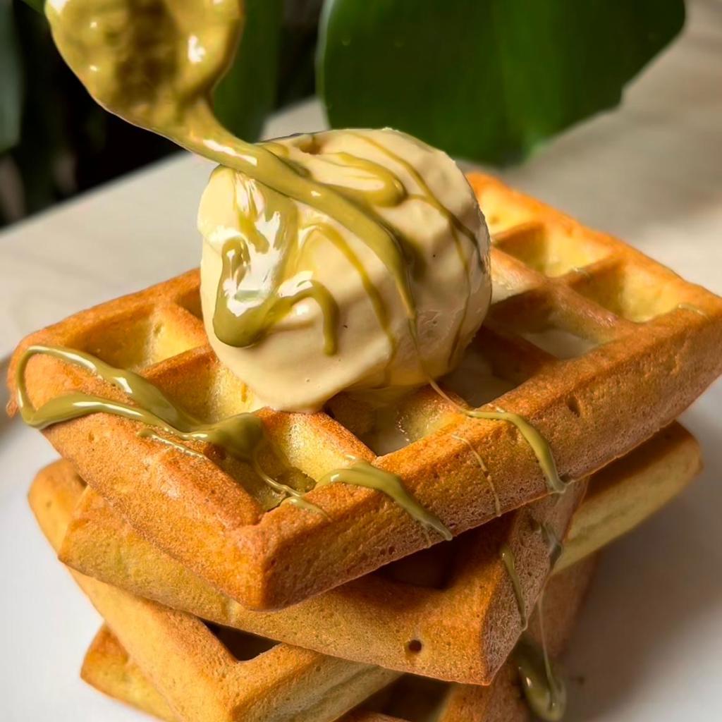 Waffle caldo con gelato al pistacchio