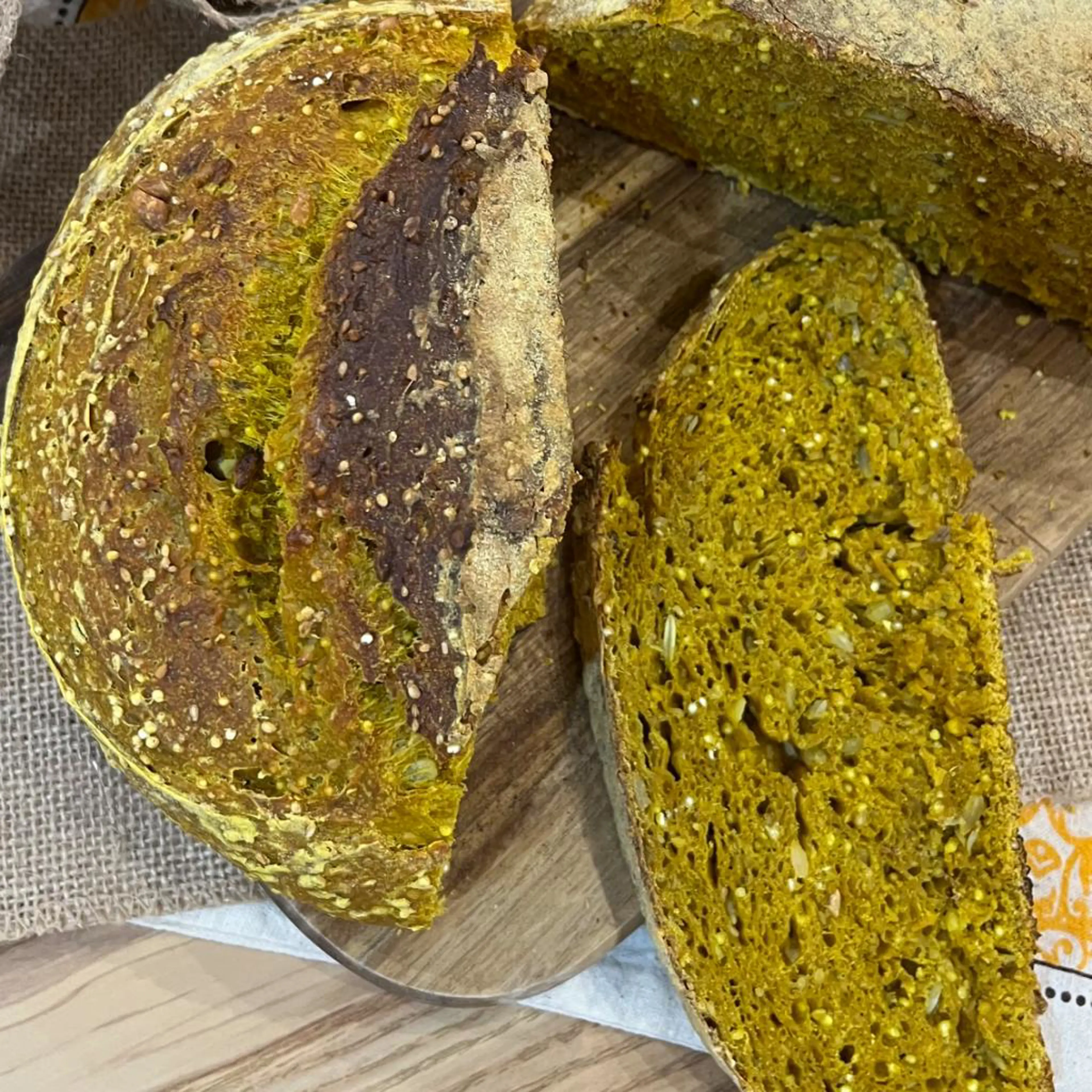 Kurkuma-Brot mit Samen