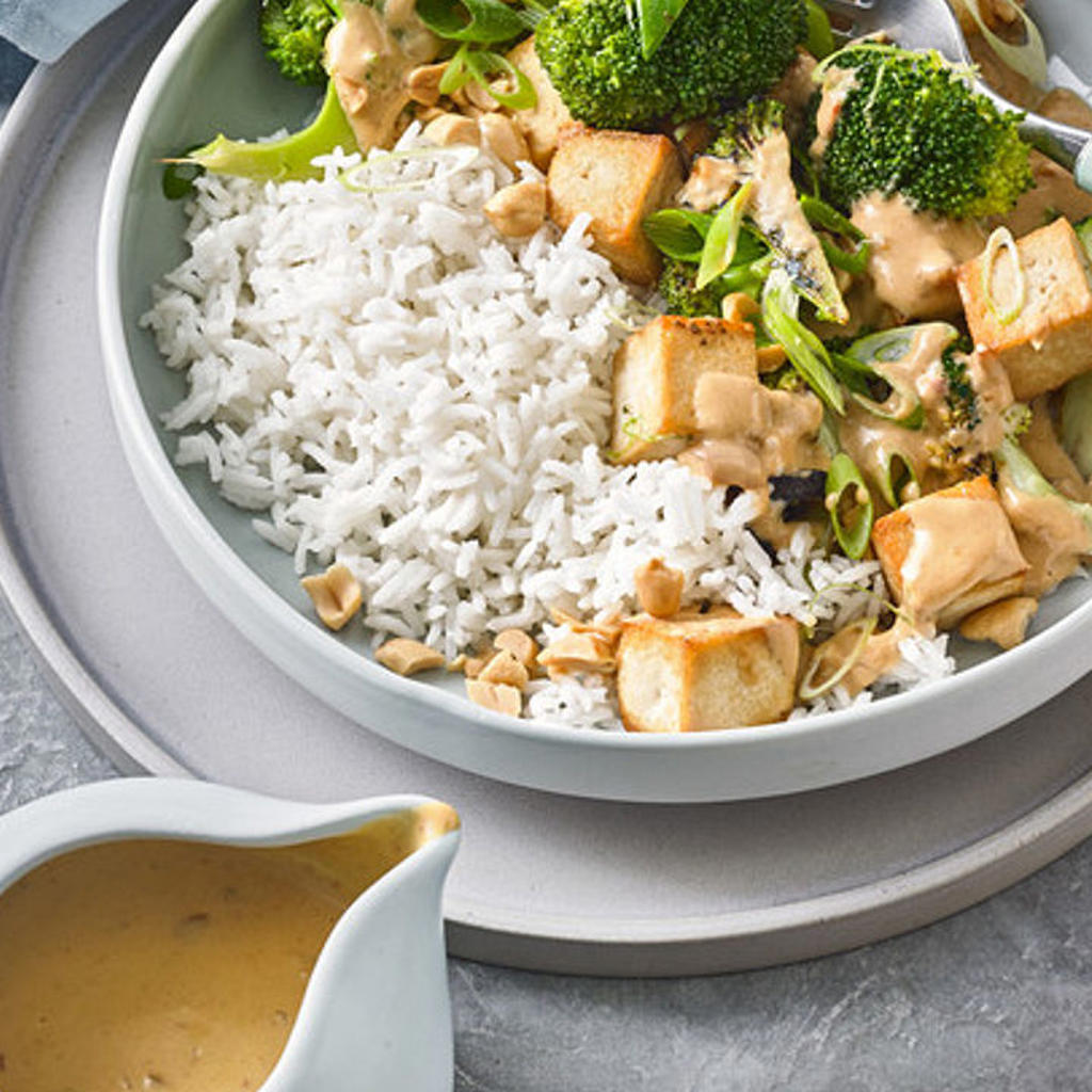 Padella di broccoli e tofu con salsa di arachidi