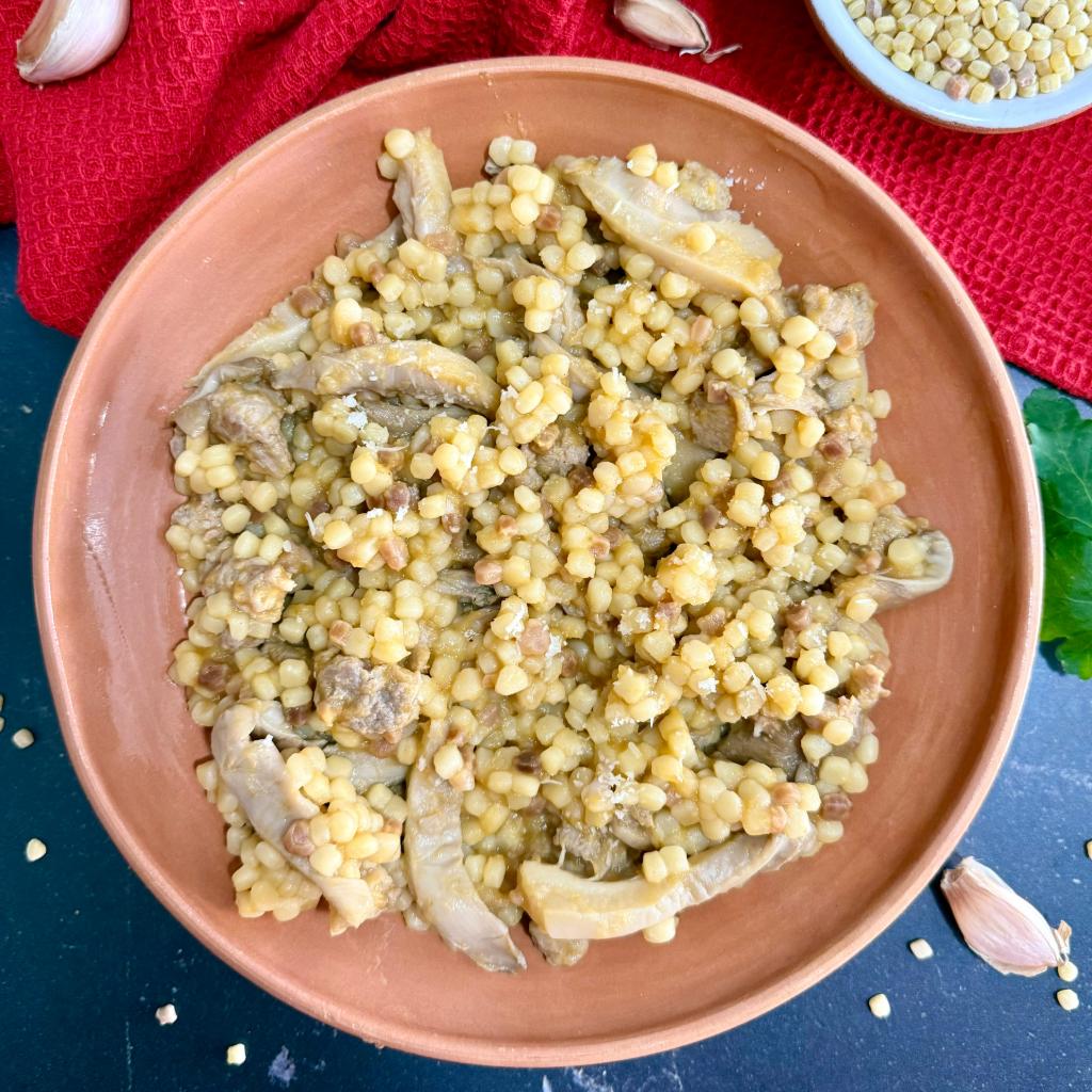 Fregola sarda con setas y salchicha