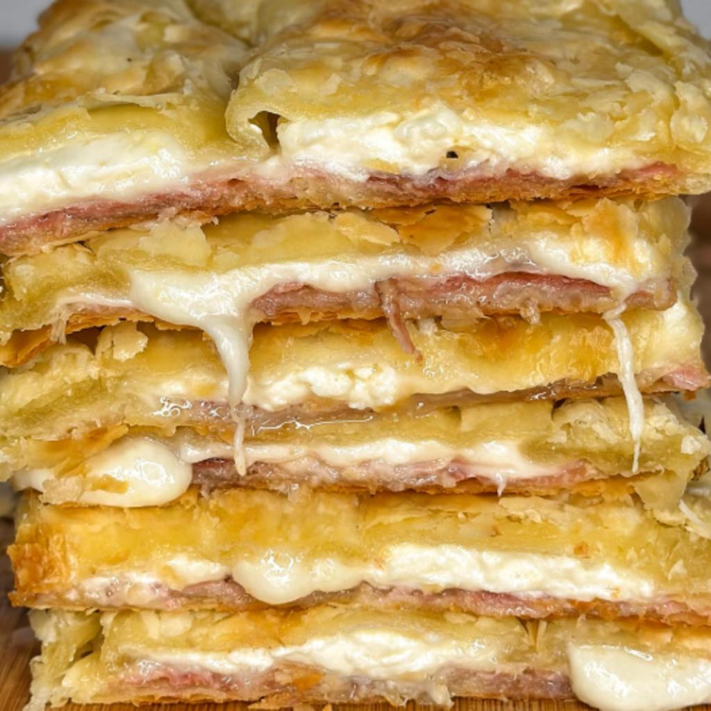 Schiacciata di sfoglia speck e stracchino