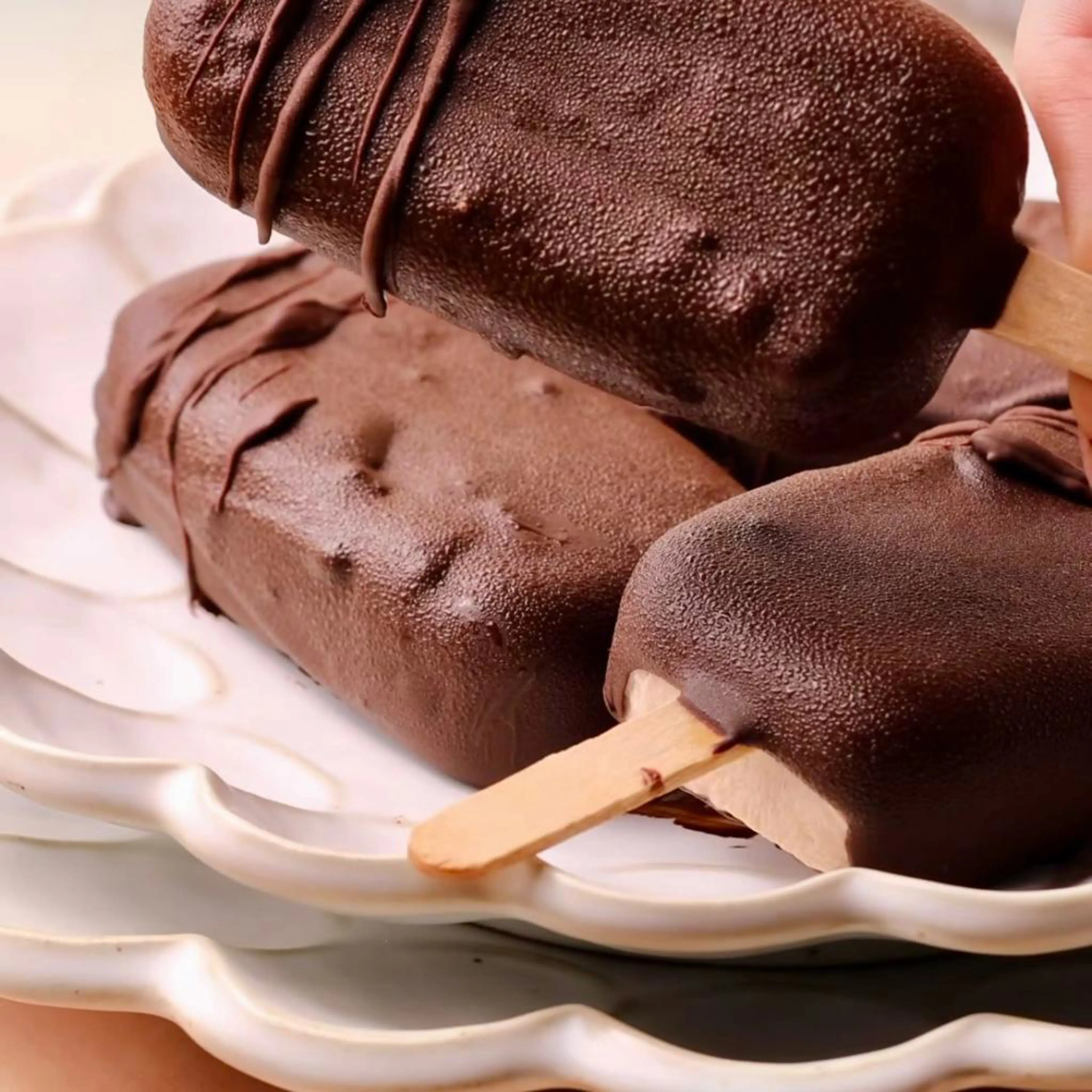 コーヒー、ピーナッツ、チョコレートのアイスキャンディー