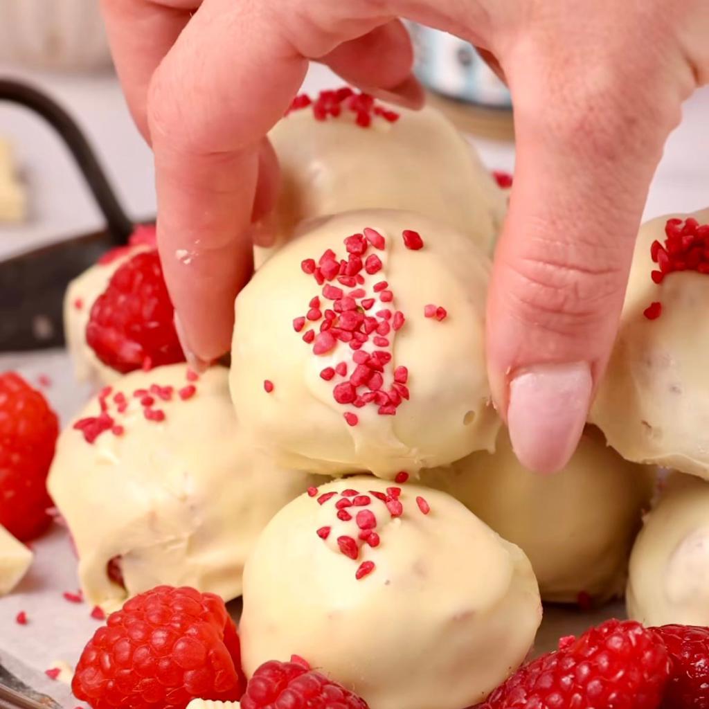 Trufas de coco, framboesas e chocolate branco