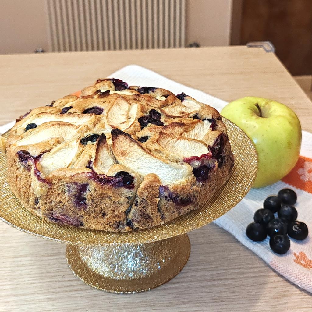 Tojásmentes almás-áfonyás torta