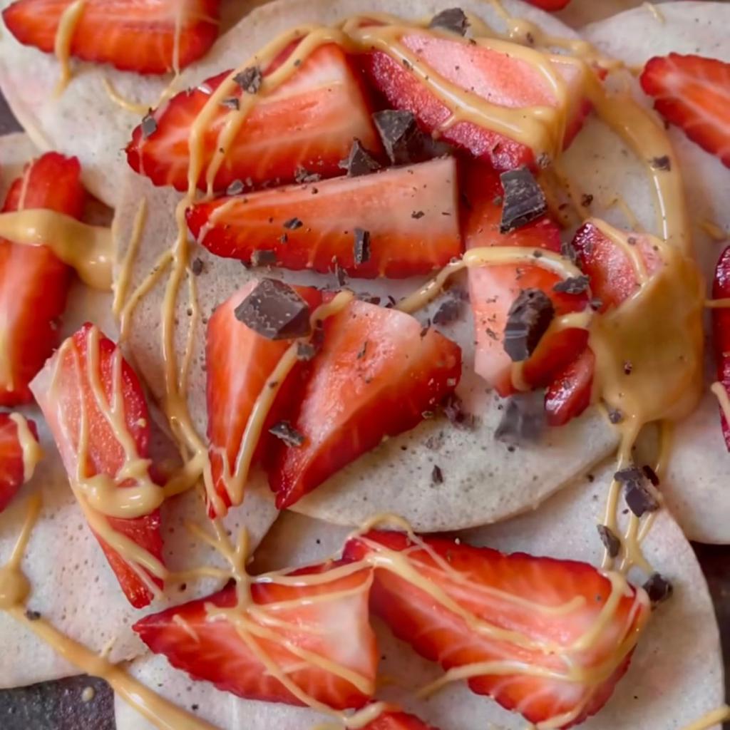 Fit pancakes with strawberries and chocolate