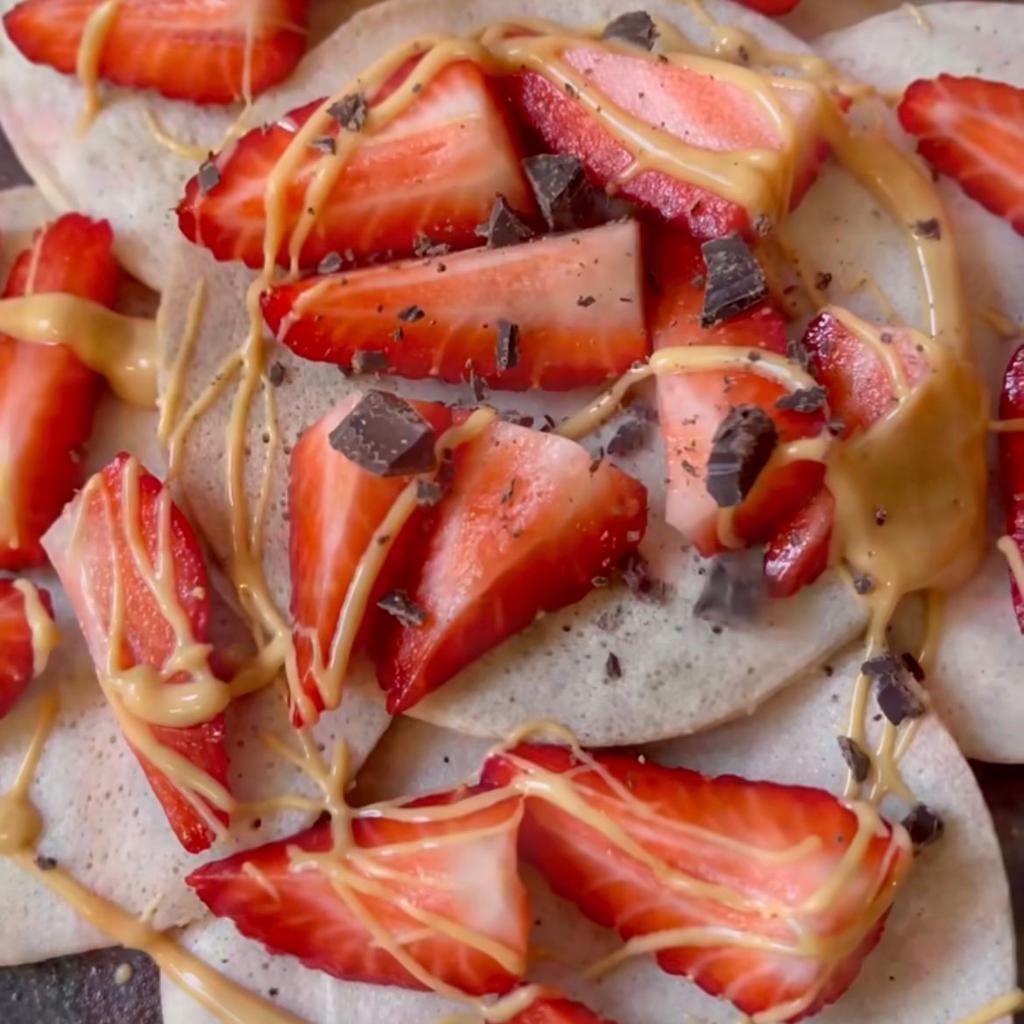 Fit pannenkoeken met aardbeien en chocolade