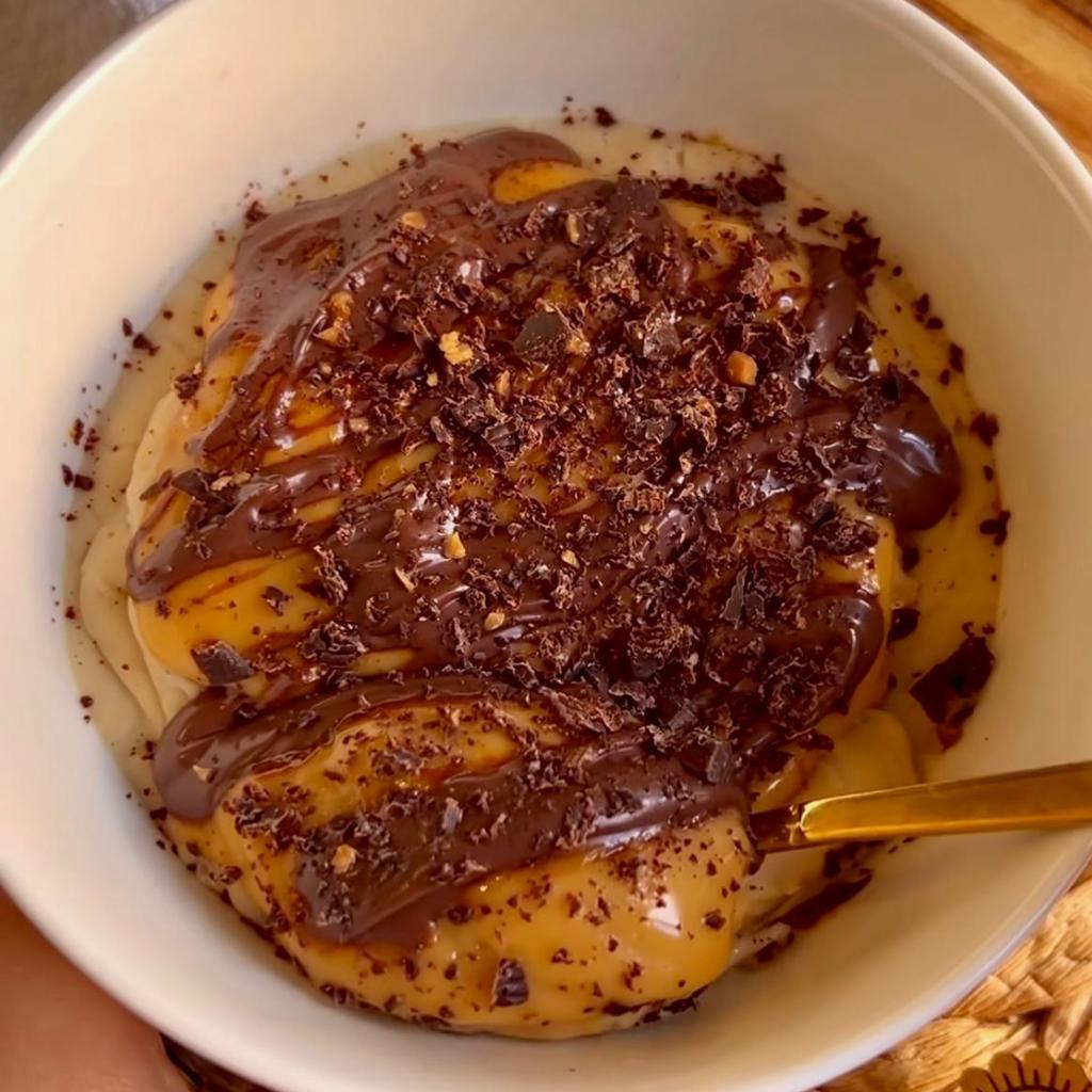 Tigela de aveia com caramelo e chocolate