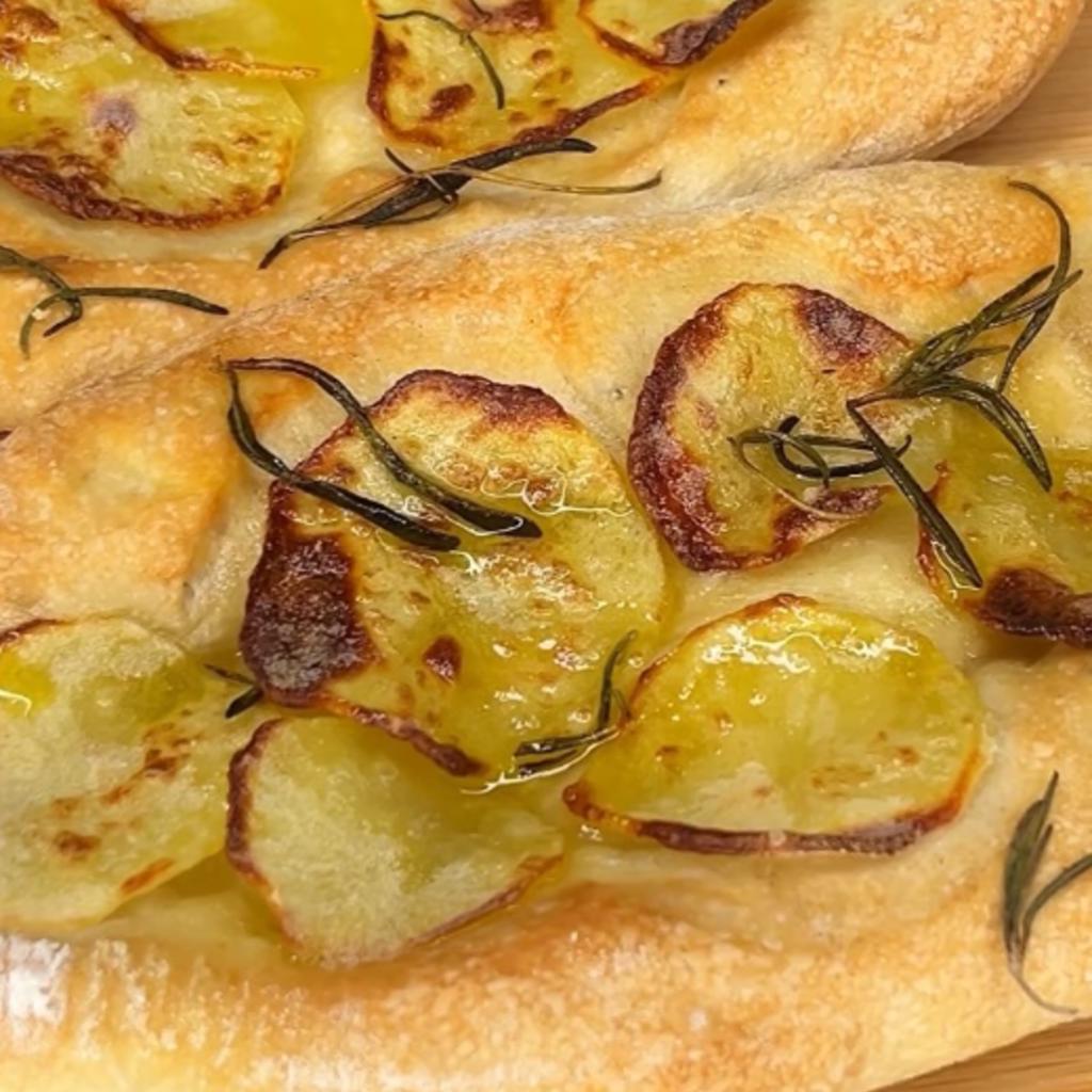 Long mini pizzas with potatoes and rosemary